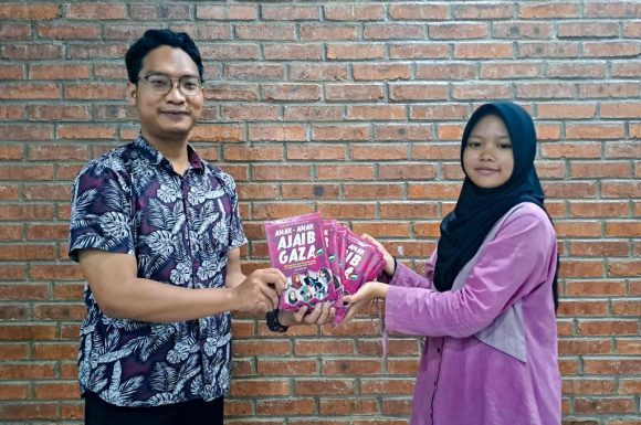 HUT ke-13, Rene Turos Group Bagikan Gratis Buku Anak-Anak Ajaib Gaza