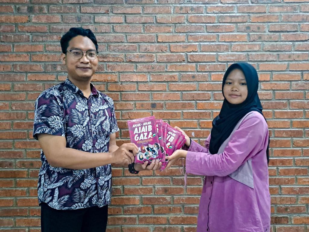 HUT ke-13, Rene Turos Group Bagikan Gratis Buku Anak-Anak Ajaib Gaza