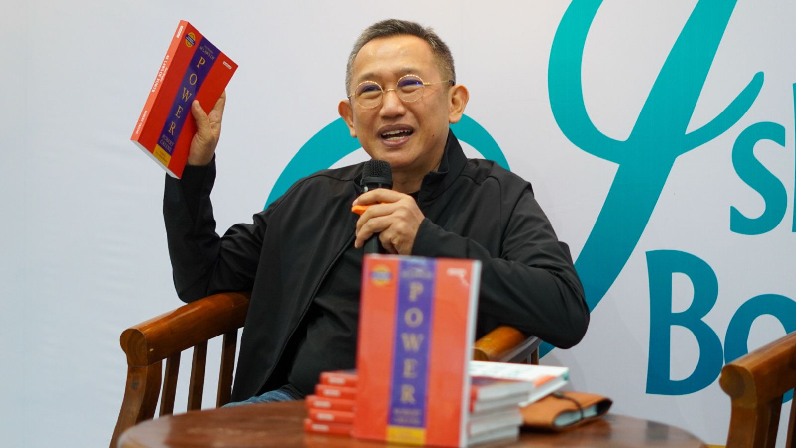 Suasana bedah buku Versi Ringkas 48 Laws of Power bersama Eep Saefulloh Fatah di IBF 2025