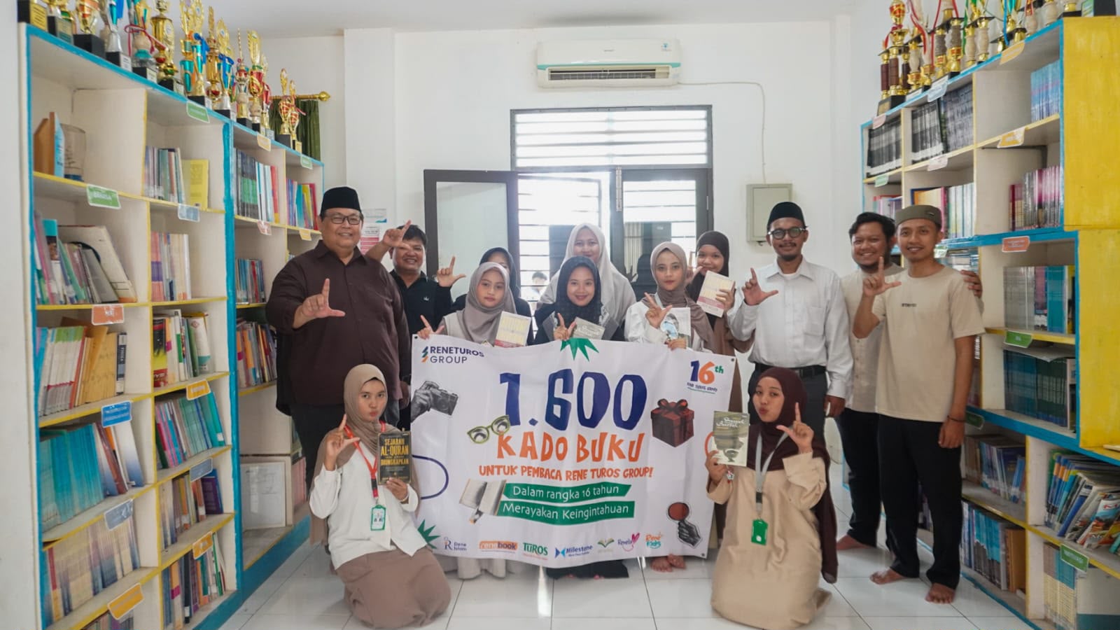 16 Tahun Penerbit Rene Turos: Bagikan 1.600 Buku kepada Pembaca dan Lembaga